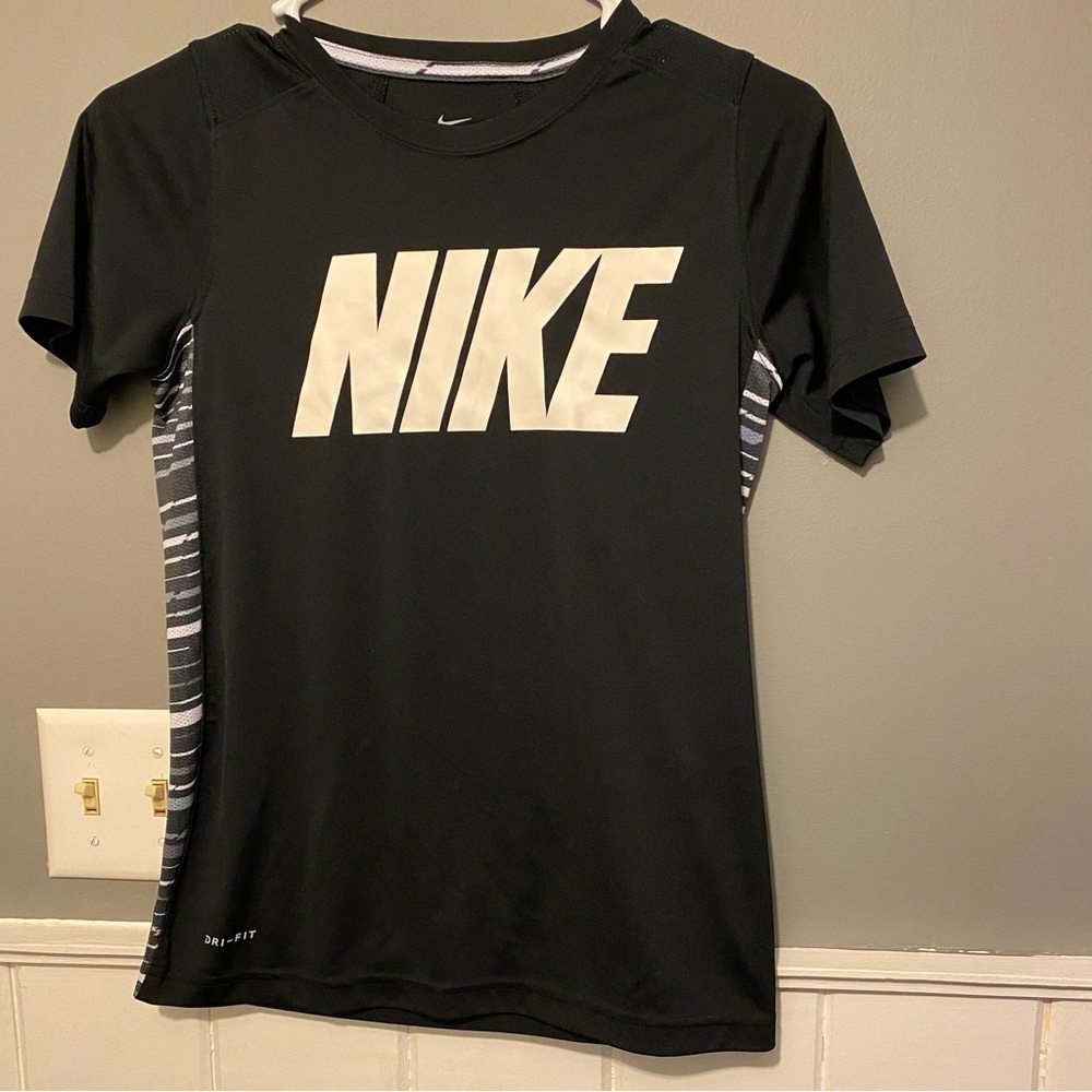 Boys Nike Dri Fit shirt size M